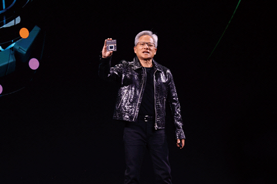 젠슨 황 엔비디아 CEO가 지난 1월 개최된 CES에서 기조연설을 하고 있다. 연합뉴스 제공.